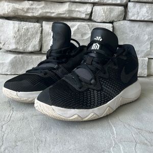 Kids size 3 black Nike shoes